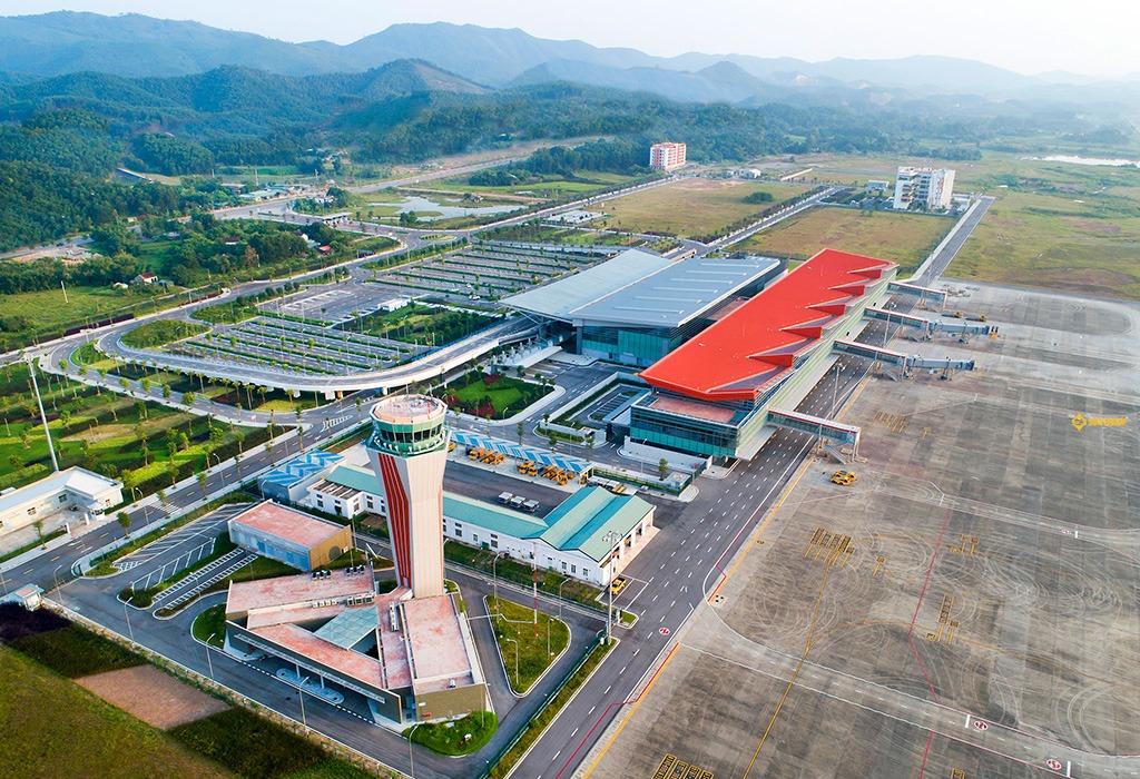 Terminal, apron and control tower at Van Don International Airport
