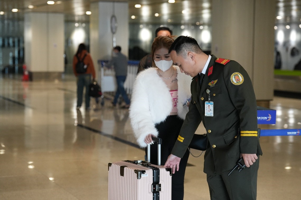 Baggage inspection at the Van Don terminal